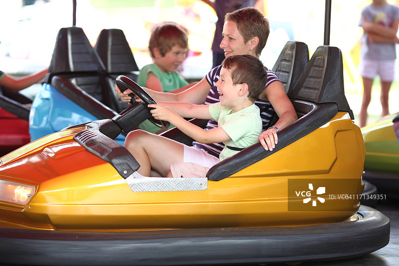 游乐园里的快乐母子图片素材