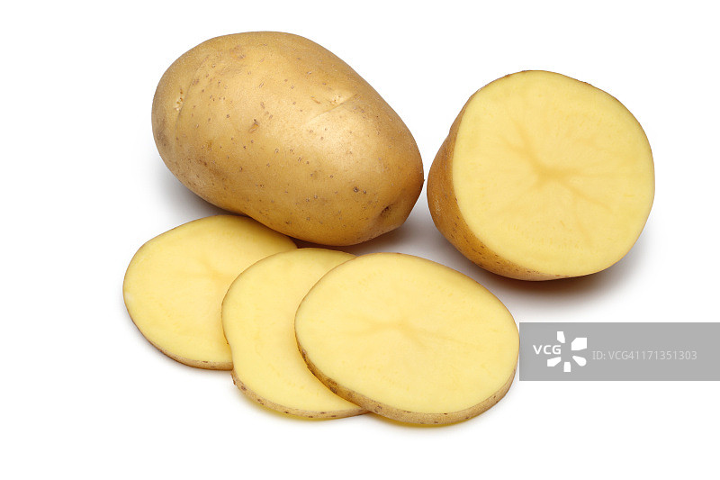 白色背景上分离的完整和新鲜的生土豆图片素材