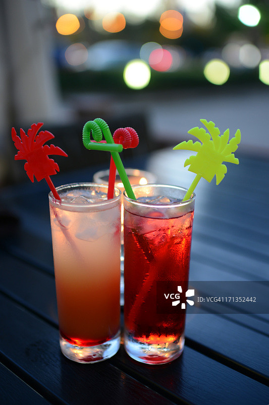 色彩鲜艳的鸡尾酒（超大杯）图片素材