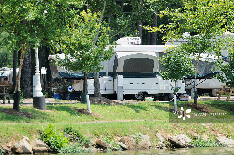 露营地弹出式房车图片素材