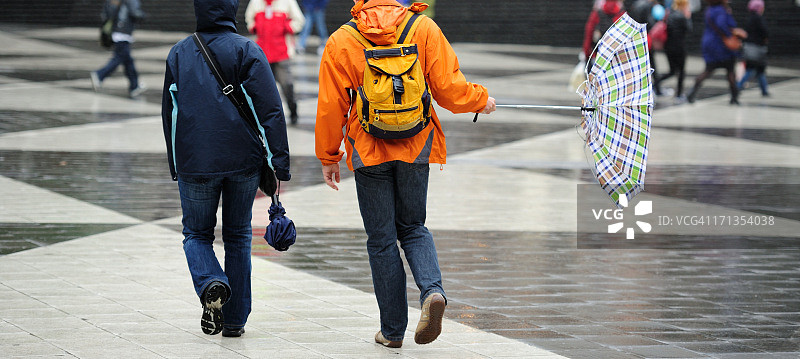 大风中打伞的行人图片素材