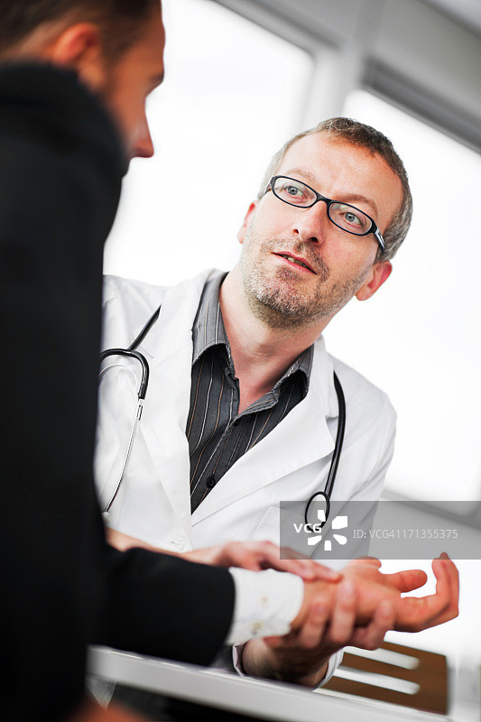 在医生诊所的商人图片素材