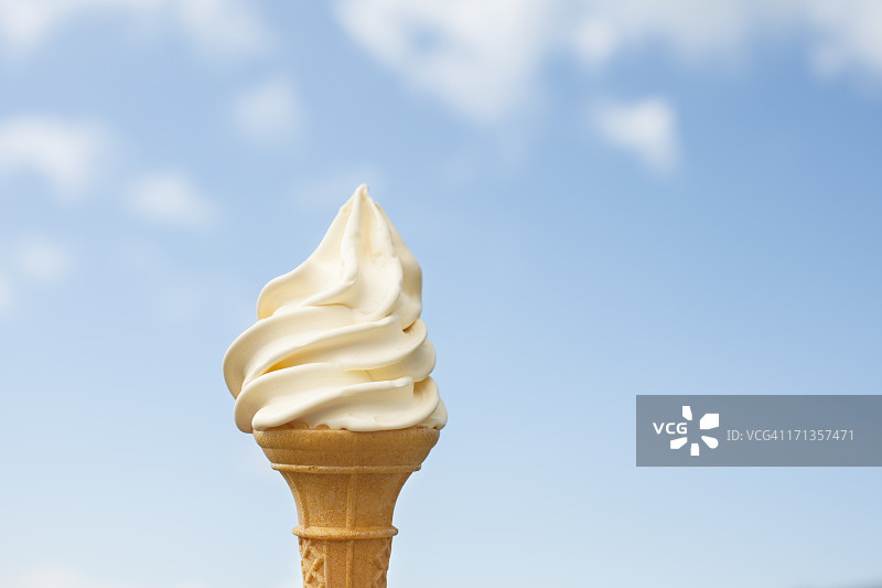蓝天下的冰淇淋图片素材