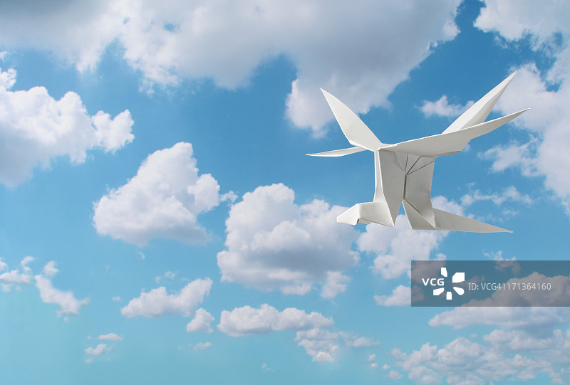 蓝天下的白色纸蜻蜓图片素材