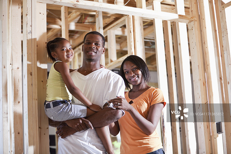 在建房屋内的一家图片素材