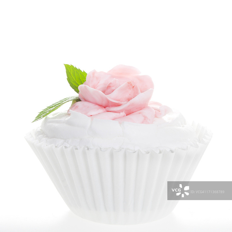 顶部带玫瑰的精美白色纸杯蛋糕图片素材