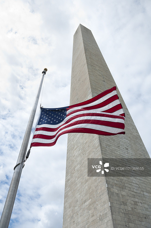 美国国旗下的华盛顿纪念碑图片素材