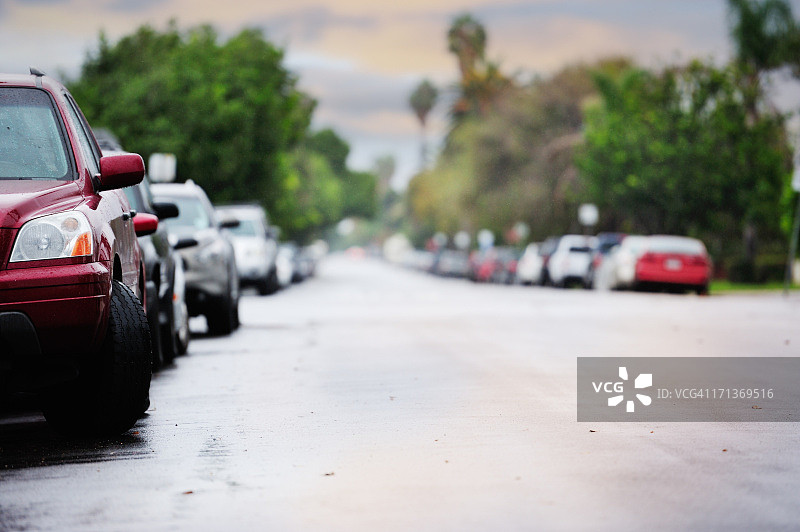 停放在暮光街道上的汽车图片素材