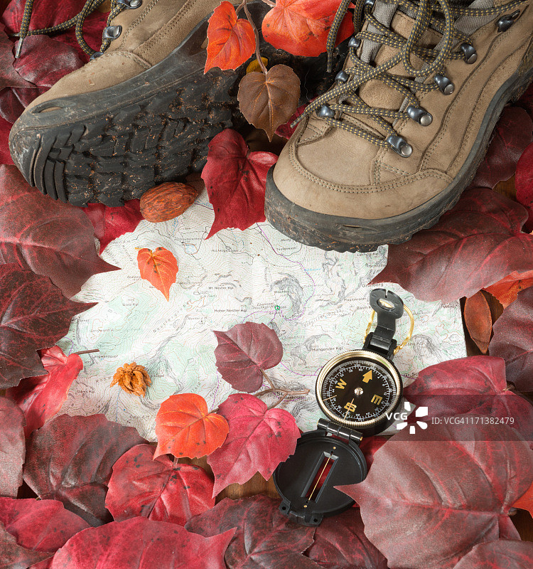 登山靴、指南针、地形图图片素材