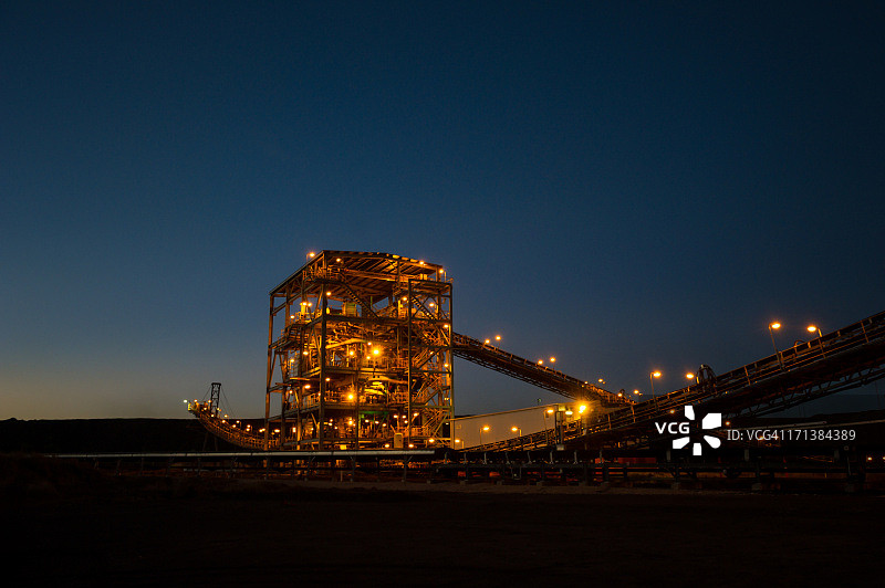 日落时分的矿山冲洗设备图片素材