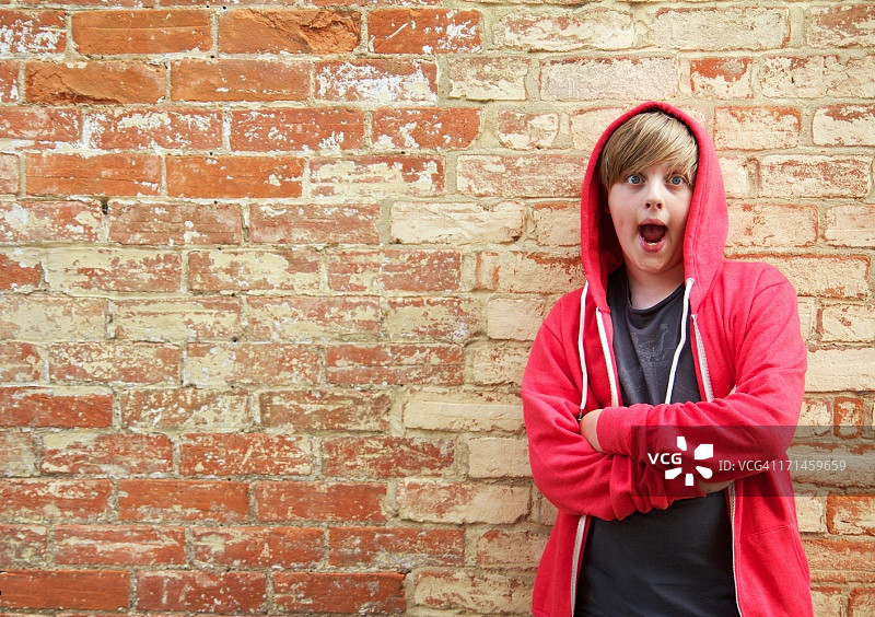 脸上带着惊讶表情的连帽衫男孩图片素材