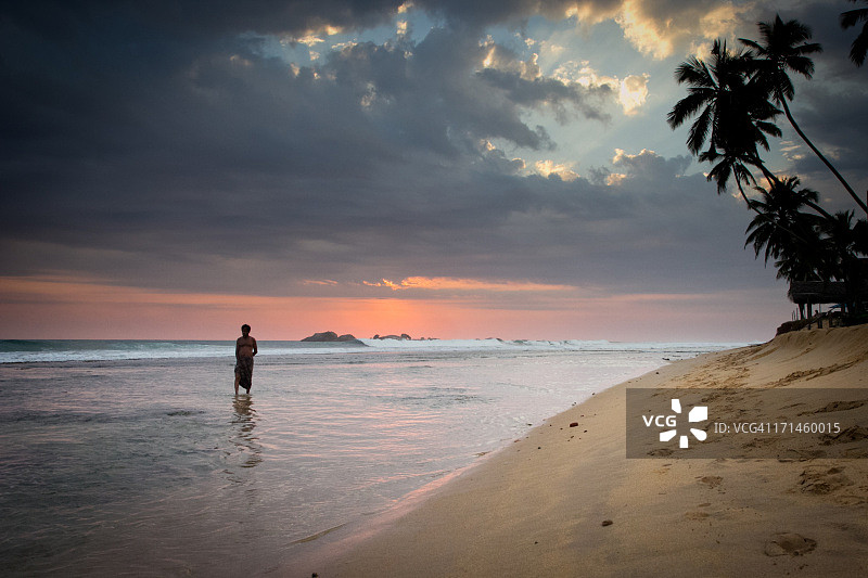 日落时分的独处图片素材