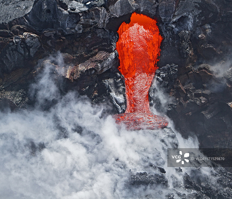 熔岩流入海洋景观图片素材