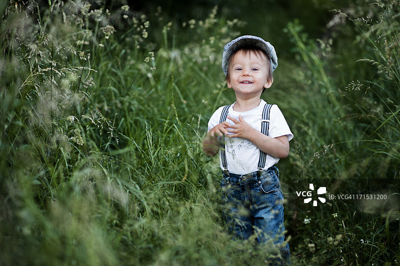 在草地上的男孩图片素材