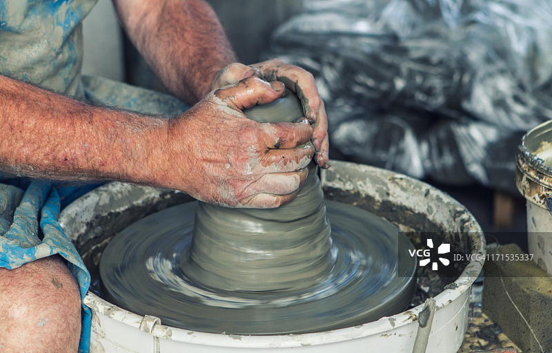 在陶轮上用手雕刻粘土图片素材