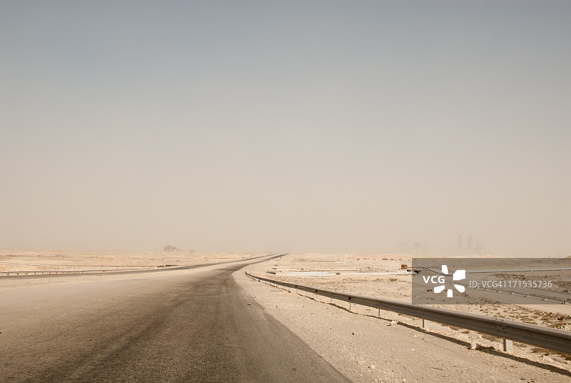 卡塔尔沙漠公路图片素材