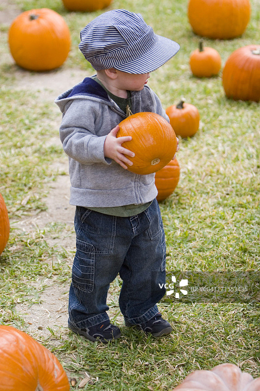 拿着南瓜的年轻男孩#2图片素材