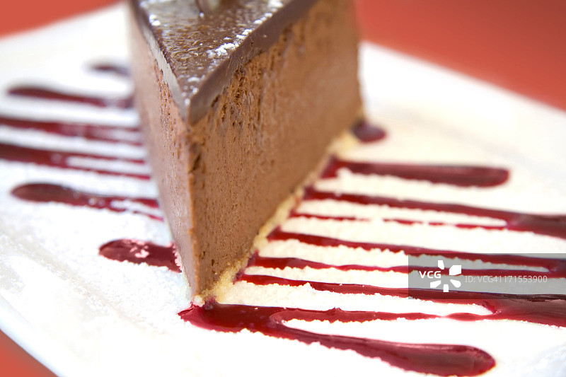 覆盆子酱巧克力慕斯蛋糕图片素材