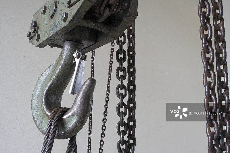 连接绳索和链条的大型挂钩图片素材