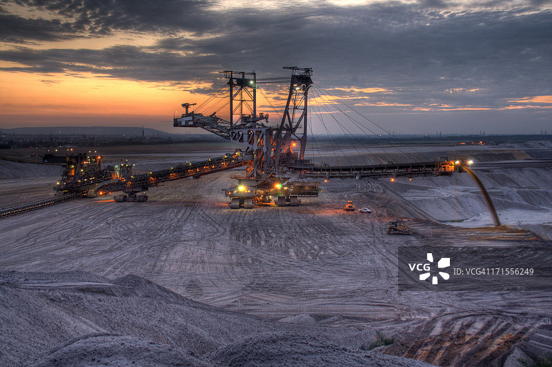 夜间露天采矿图片素材