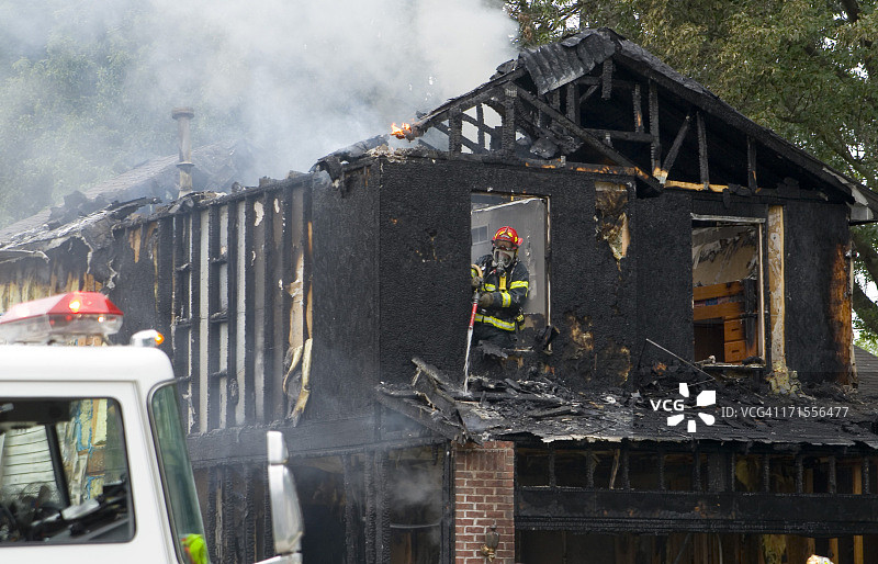 消防员正在灭火图片素材