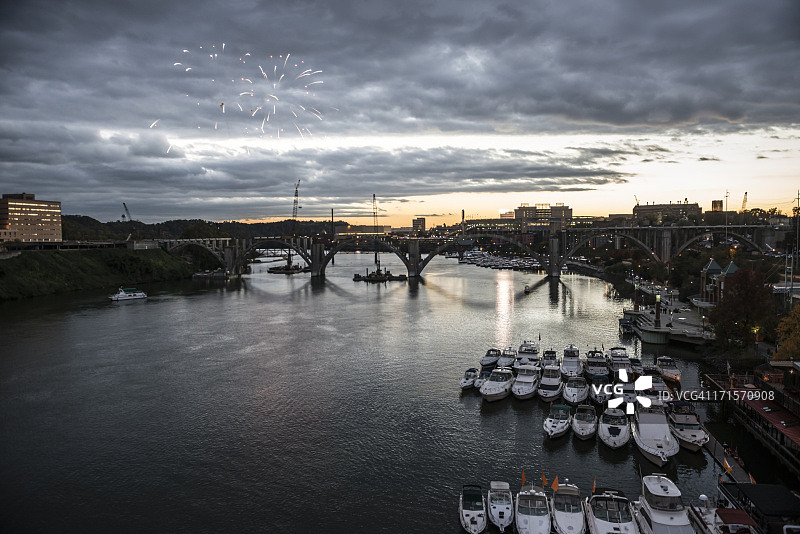 田纳西河上空的诺克斯维尔烟花图片素材