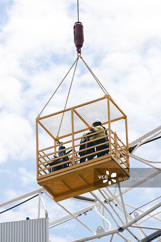 紧急救援人员检查塔式起重机上的损坏，复制空间图片素材