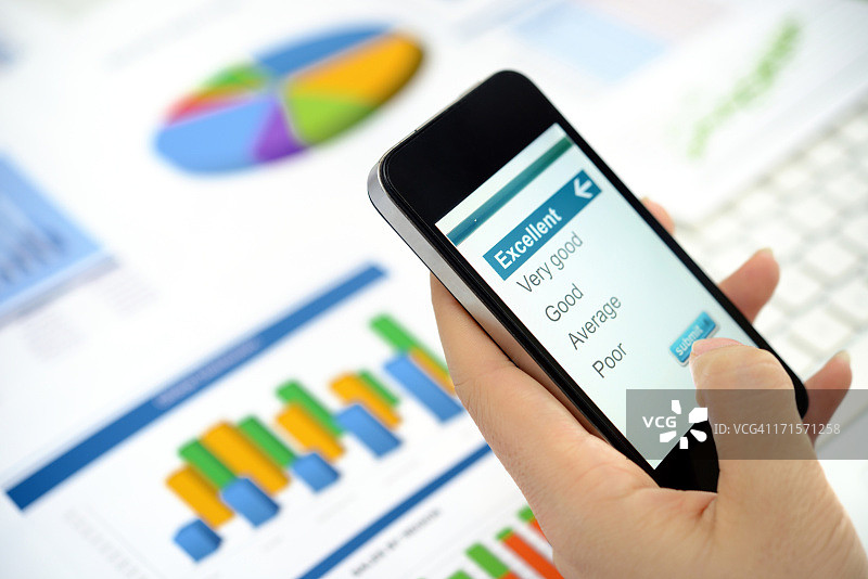 智能手机上的在线客户满意度调查图片素材