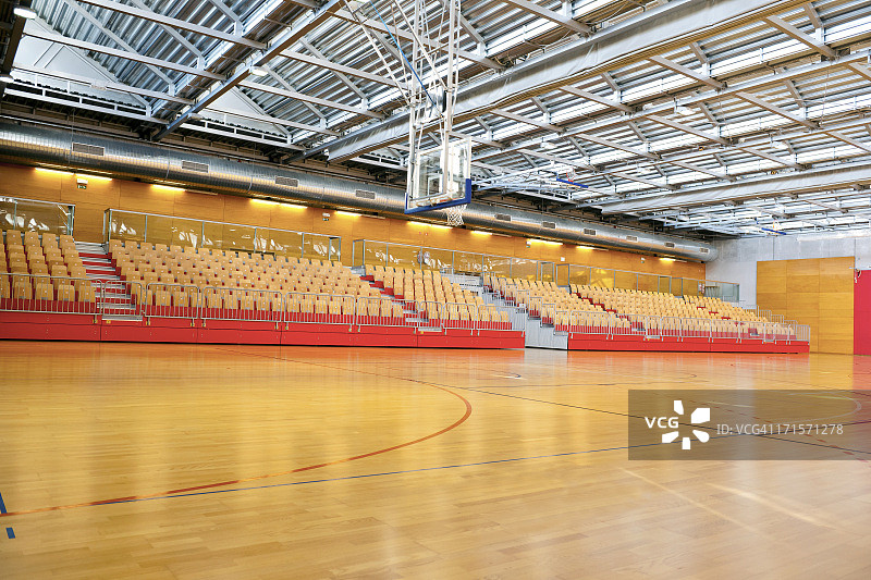 空旷的篮球馆，金属屋顶图片素材