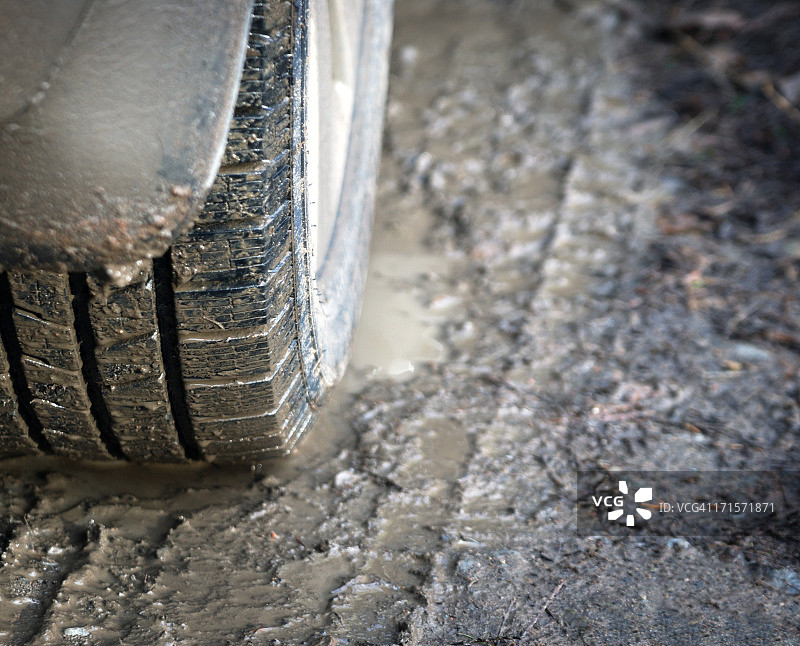 雨后越野车驾驶图片素材