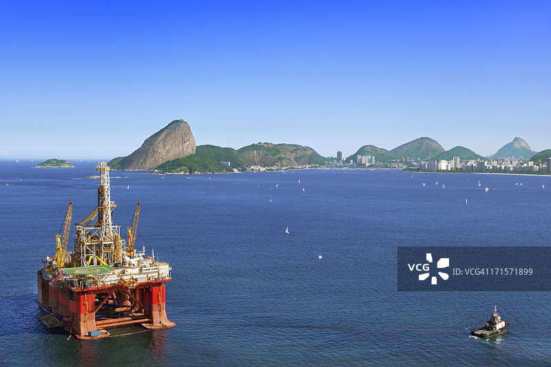 停泊在里约热内卢的石油平台图片素材
