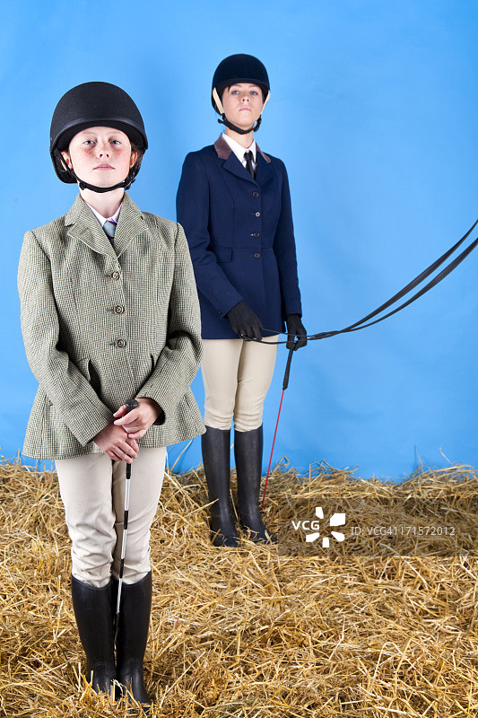 两位时髦的马术女孩图片素材