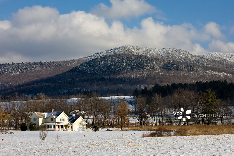 山脚下的房子图片素材