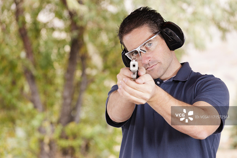 在射击场练习图片素材