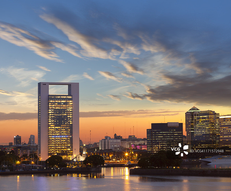 阿根廷布宜诺斯艾利斯黎明时分的马德罗港图片素材