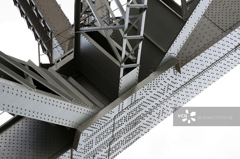 仰视角度拍摄的桥下巨型钢结构图片素材