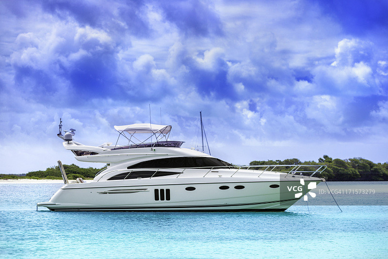 水中的白色游艇图片素材