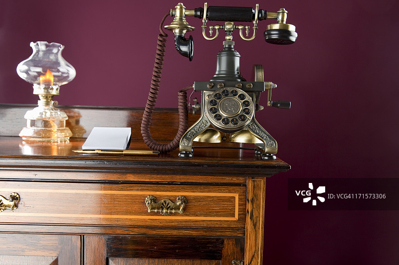 柜子上的老式电话图片素材