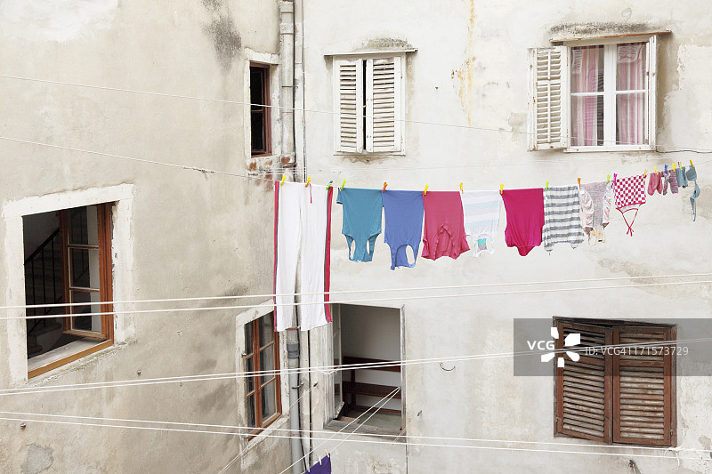 夜晚雨中的城市房屋建筑图片素材