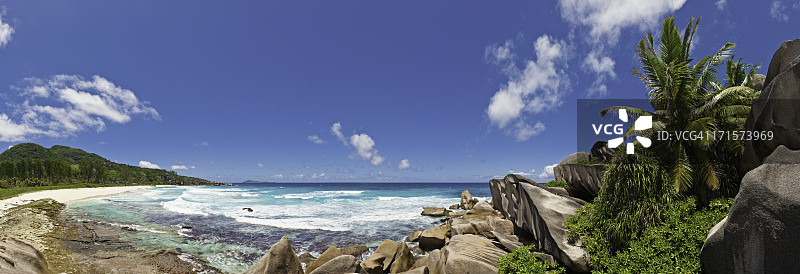 热带岛屿海滩全景：棕榈树和花岗岩图片素材