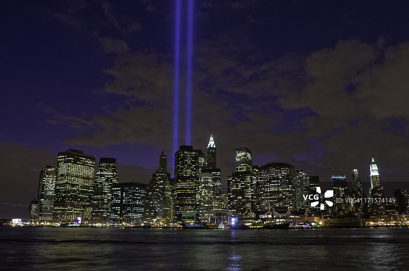 纽约市中心摩天大楼的璀璨光柱，曼哈顿下城图片素材