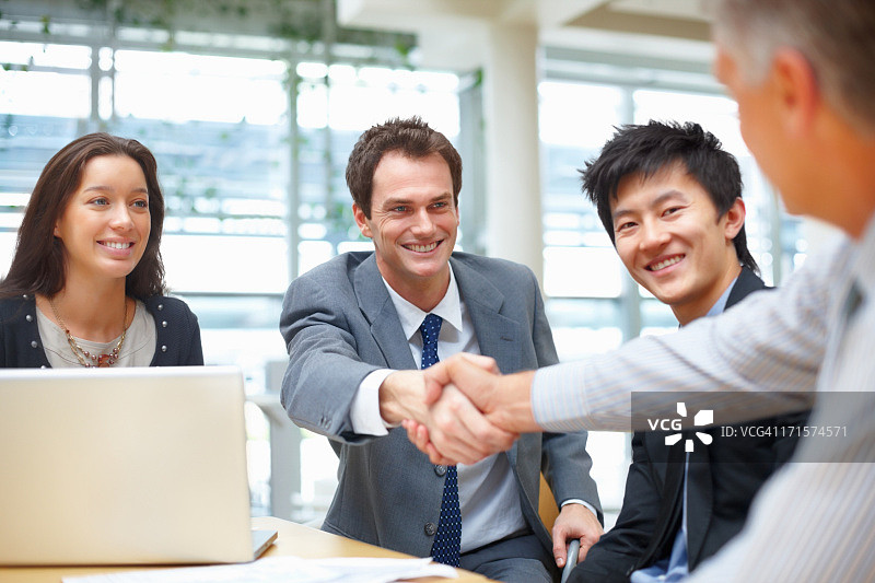 商务人士握手图片素材