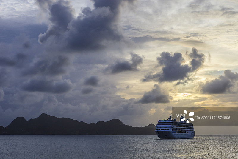 日落时分的格林纳丁斯群岛游轮图片素材