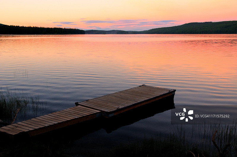 日落时分的湖泊和码头美景图片素材