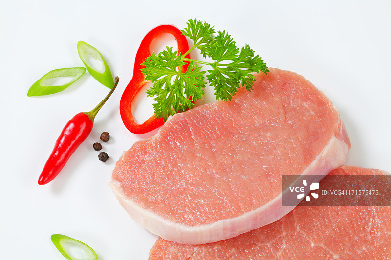 带香料的新鲜猪里脊肉图片素材