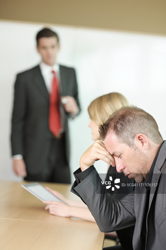 商务会议上睡觉图片素材
