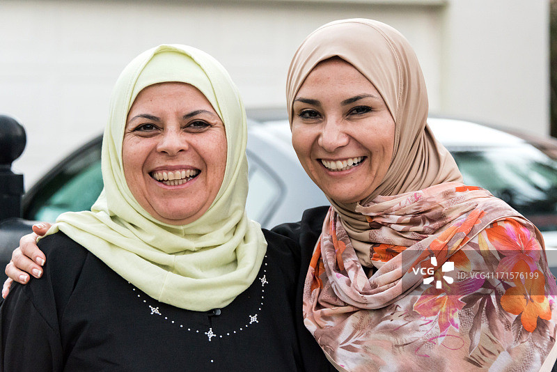 两位穆斯林女性图片素材
