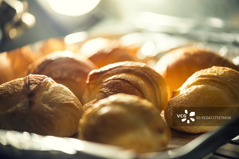 烤箱中烘烤的牛角面包图片素材