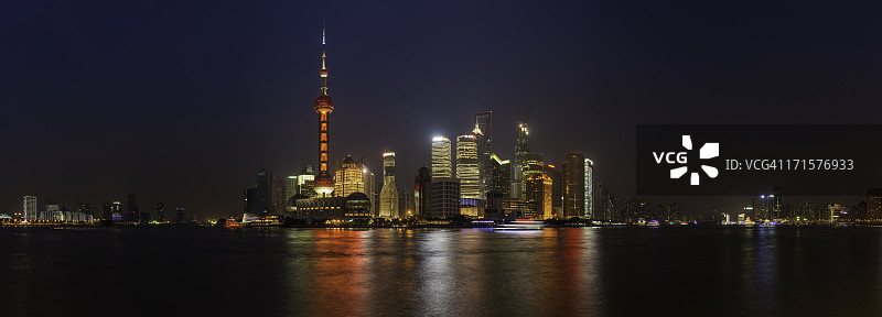 上海外滩东方明珠电视塔摩天大楼霓虹夜景图片素材