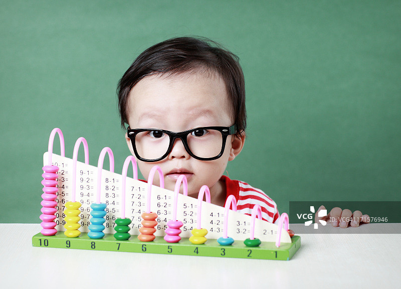 做算术的可爱亚洲宝宝图片素材